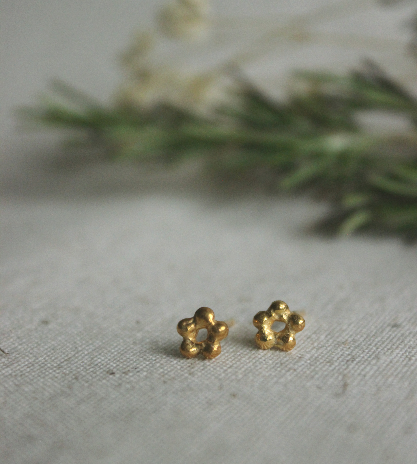 Brincos Flower Button Dourados