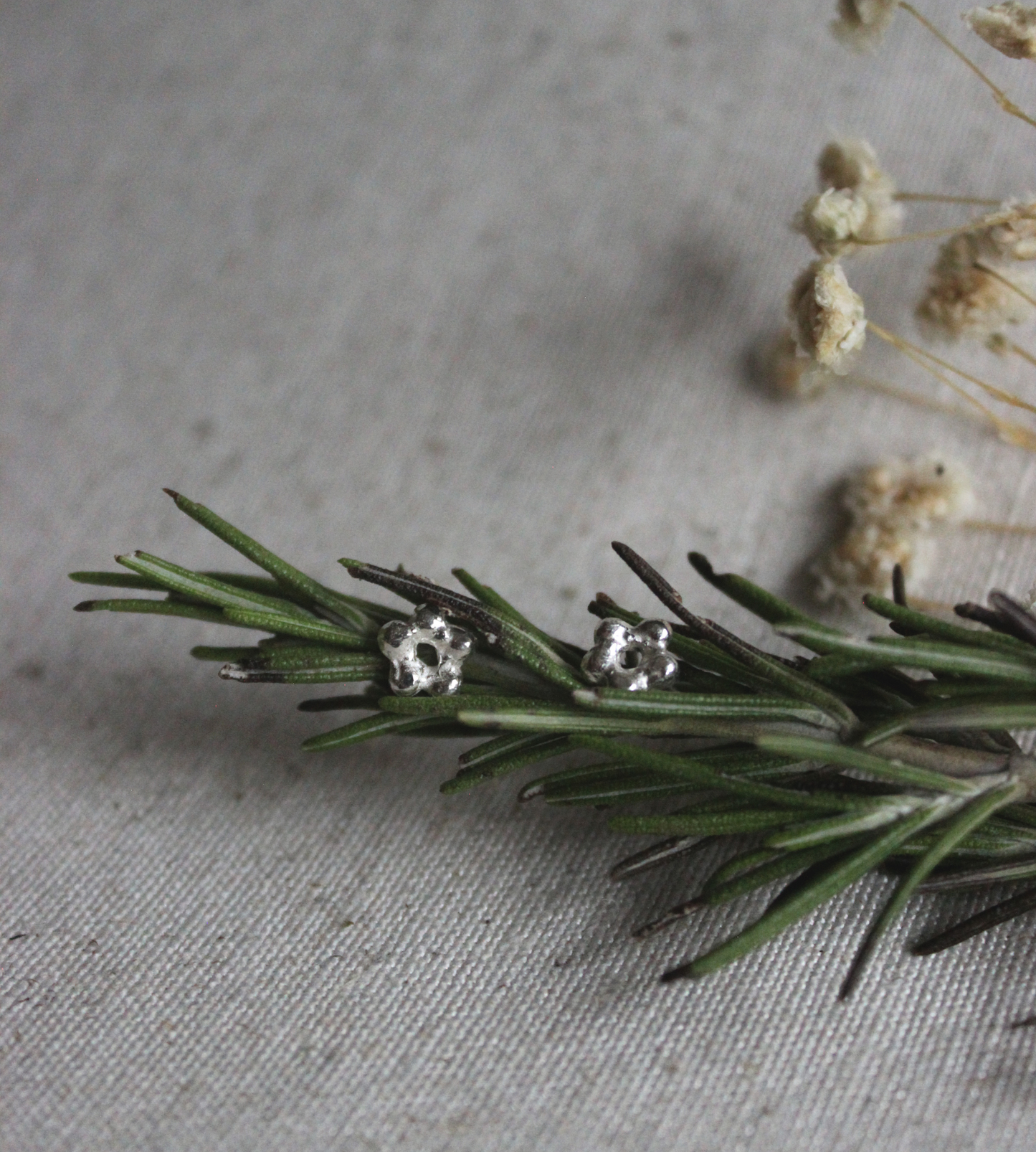 Brincos Flower Button Prateados